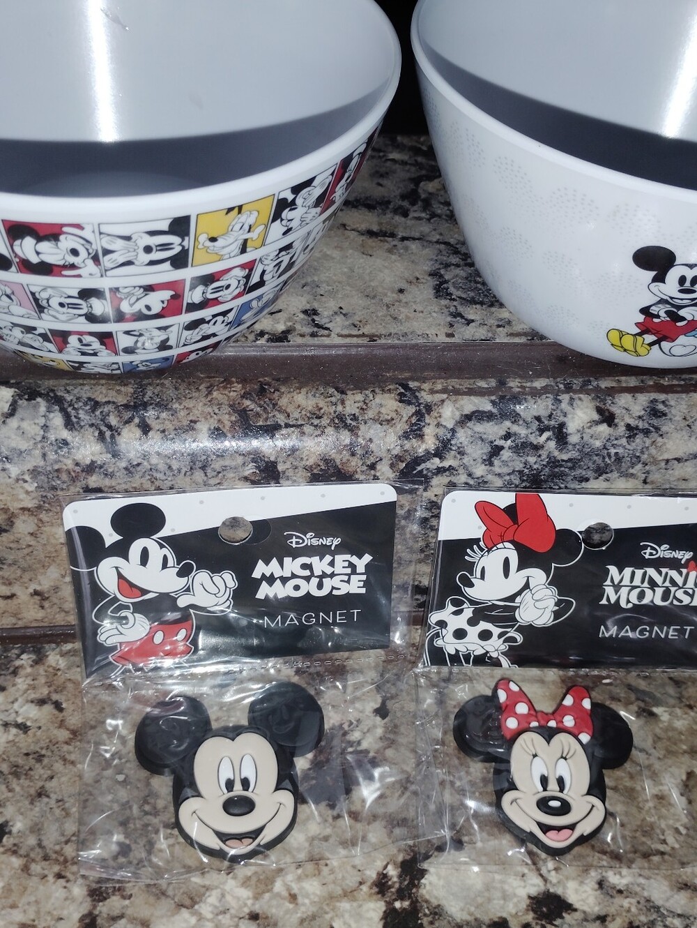 Mickey and Minnie kitchen set includes two bowls and two magnets all brand new - Picture 3 of 6